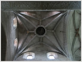 Lantern crossing (1120) with lierne vault (16th c.), Église St-Étienne, Beauvais click for full-size image