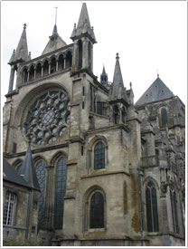 Flat east end (1205-20), Laon Cathedral click for full-size image