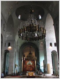 Nave looking east & central dome, P&eacute;rigueux Cathedral