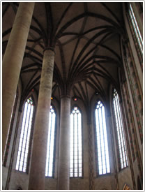 Chevet with 22-rib east end vault (13th c.); windows (1923-30), Les Jacobins, Toulouse