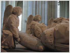 Angels hold cushion for Duc Fran&ccedil;ois II, Nantes Cathedral