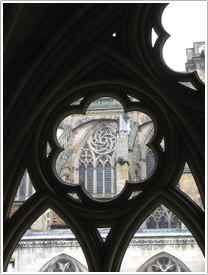 South choir circular window through cloister arch, Bayonne Cathedral