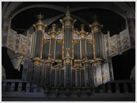 Organ buffet with painted shutters (late 17th c.), west end, Uz&egrave;s Cathedral