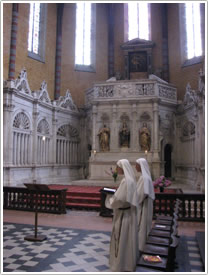 Nuns singing Laudes & Renaissance stone screen (16th c.), St-Pierre, Moissac click for full-size image