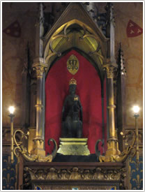 Black Madonna (12th c.) in Chapelle Notre-Dame, Rocamadour click for full-size image