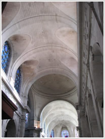 Barrel vault of nave with lunettes over windows (18th c.), La Rochelle Cathedral click for full-size image