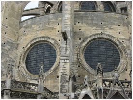 Chevet round windows (14th c.), Collégiale Notre-Dame, Mantes click for full-size image