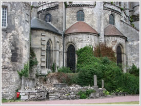 Lady Chapel (19th c.) & northeast chapels (12th c.) with Gallo-Roman wall (3rd c.), Senlis Cathedral click for full-size image