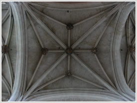 Lierne & tierceron vault (16th c.) at crossing, Senlis Cathedral click for full-size image