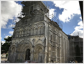 Southwest exterior (1140-70), under scaffolding, St-Martin, Chadenac click for full-size image