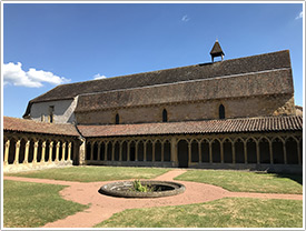 Cloister (late 14th-15th c.) on north side of church, Couvent des Cordeliers, Charlieu click for full-size image